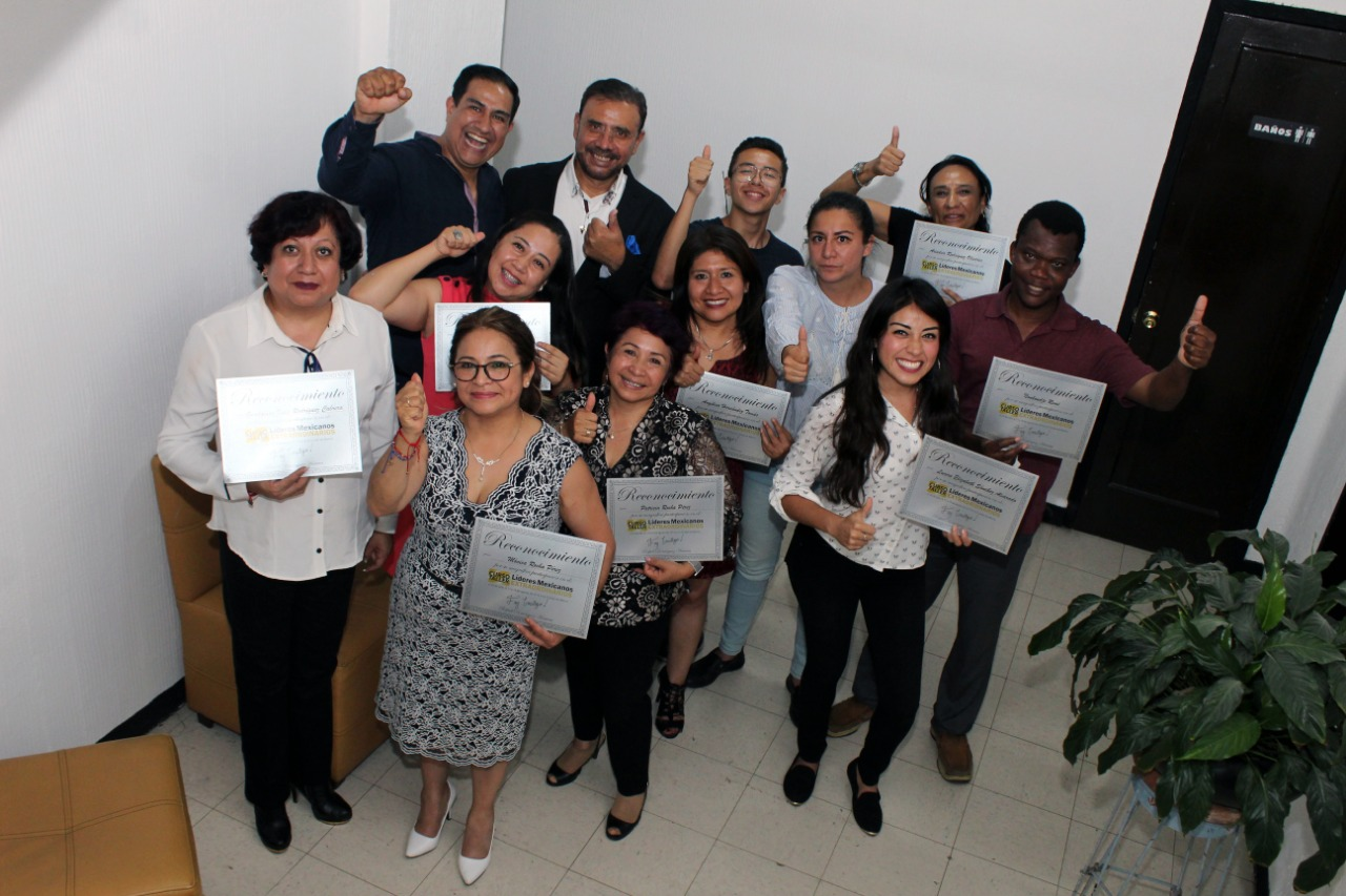 Participantes con reconocimientos después de una capacitación