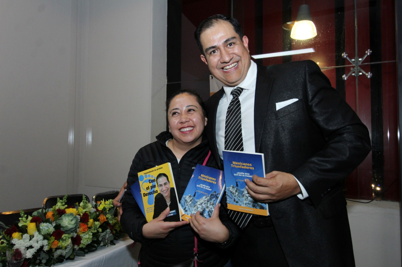 Lectora con libros de Rafael Domínguez