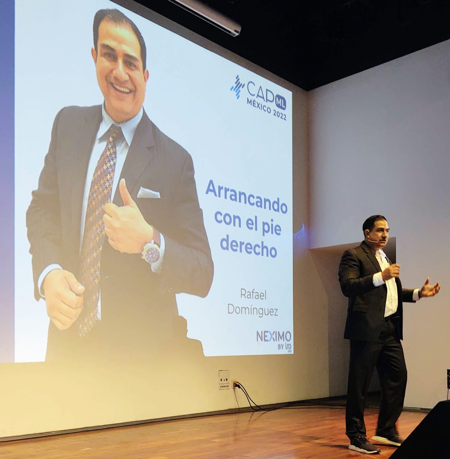 Rafael Domínguez impartiendo la conferencia Arrancando con el pie derecho